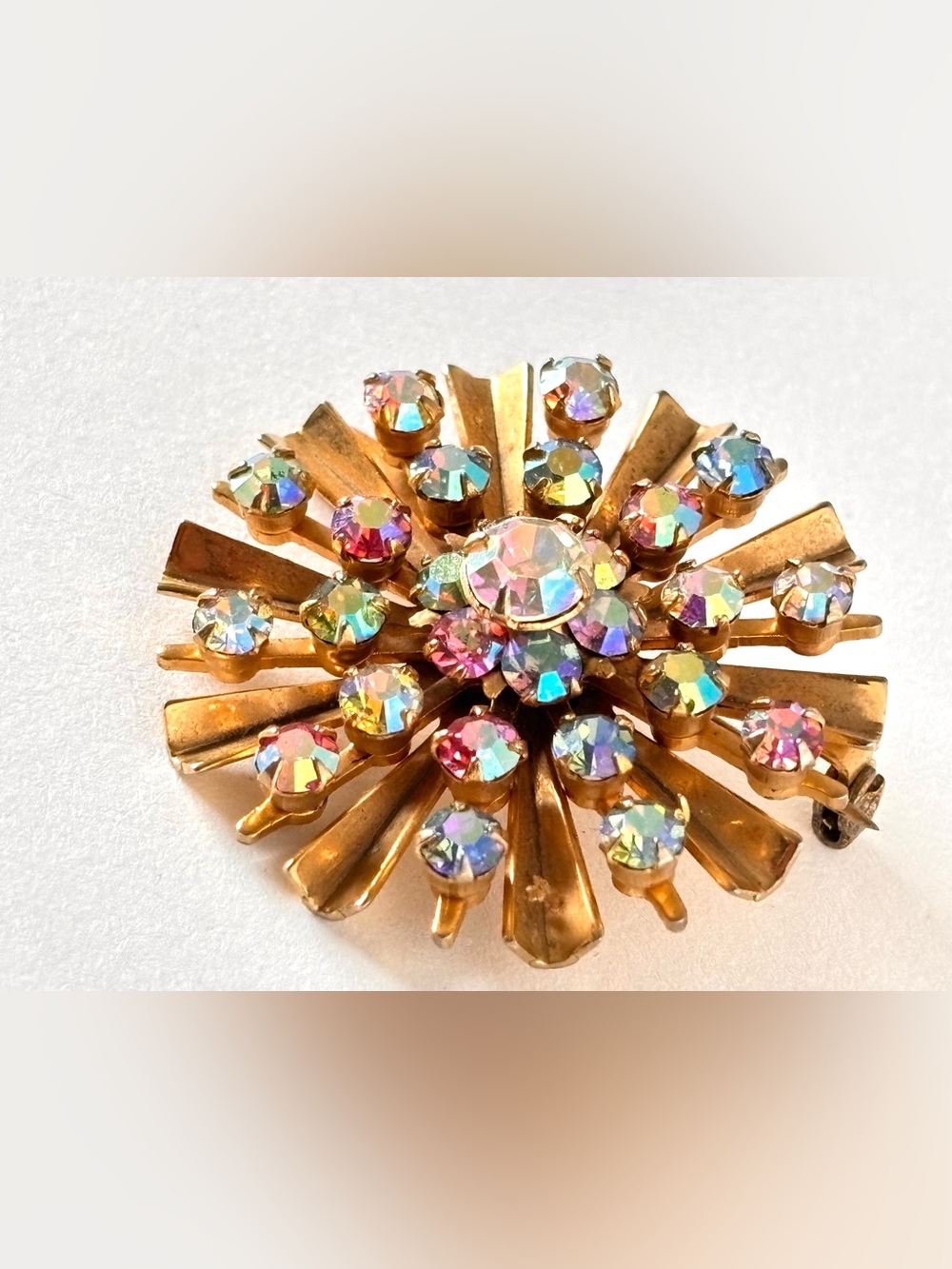 Absolutely stunning vintage brooch in the shape of a flower. - Picture 2 of 4